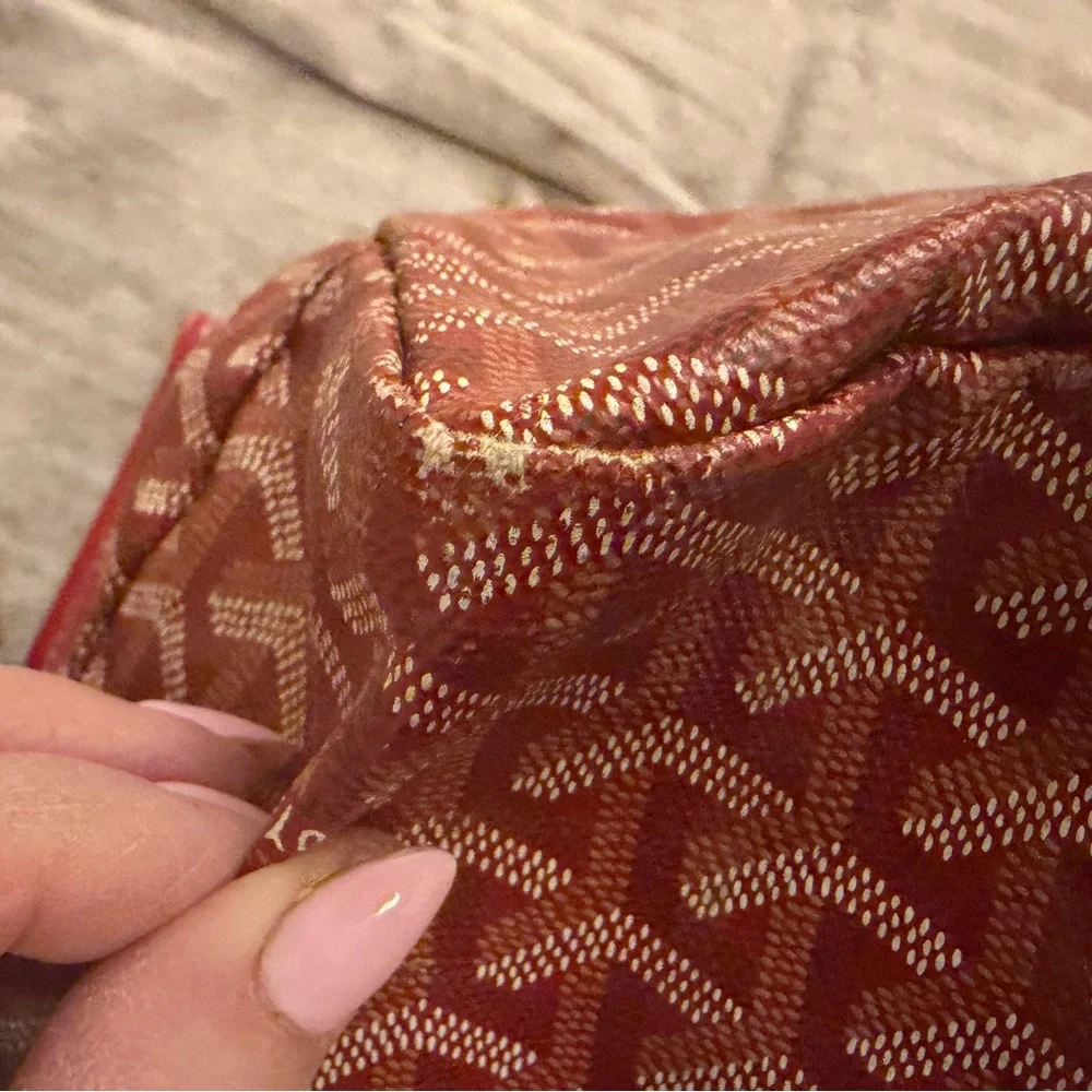 Red Designer-Pattern Tote with Matching Pouch - Picture 4 of 9